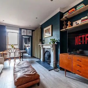 Apartment Arte - 2 Bed Luxurious Flat, Garden, 5min Dalston St., Parking Available, Serviced - Up To 5 Ppl, London